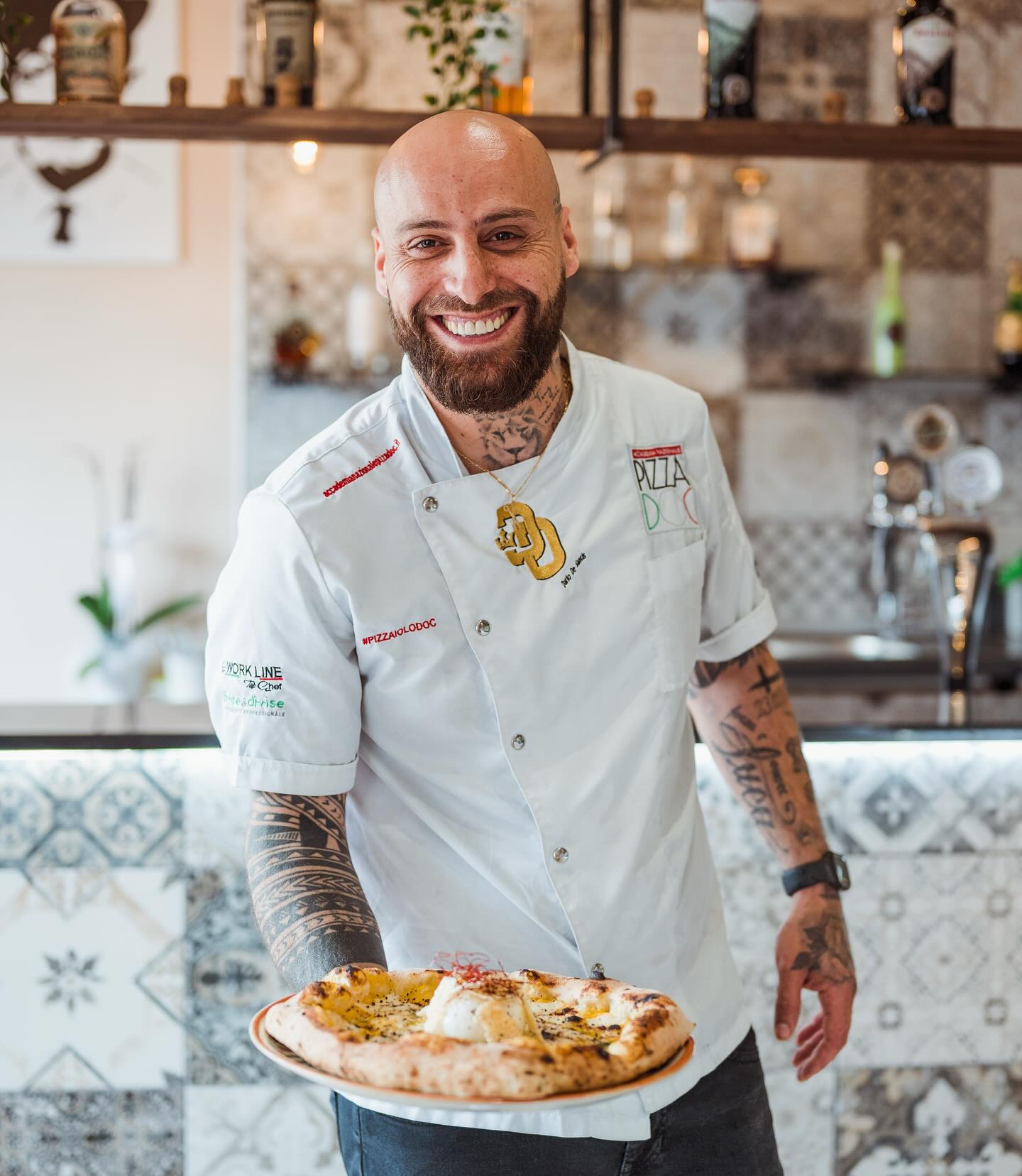 Dario De Santis con la pizza